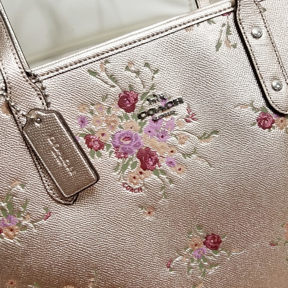 🍒NWT🍒 COACH METALLIC CITY ZIP TOTE+WRISTLET SET - Picture 4 of 8